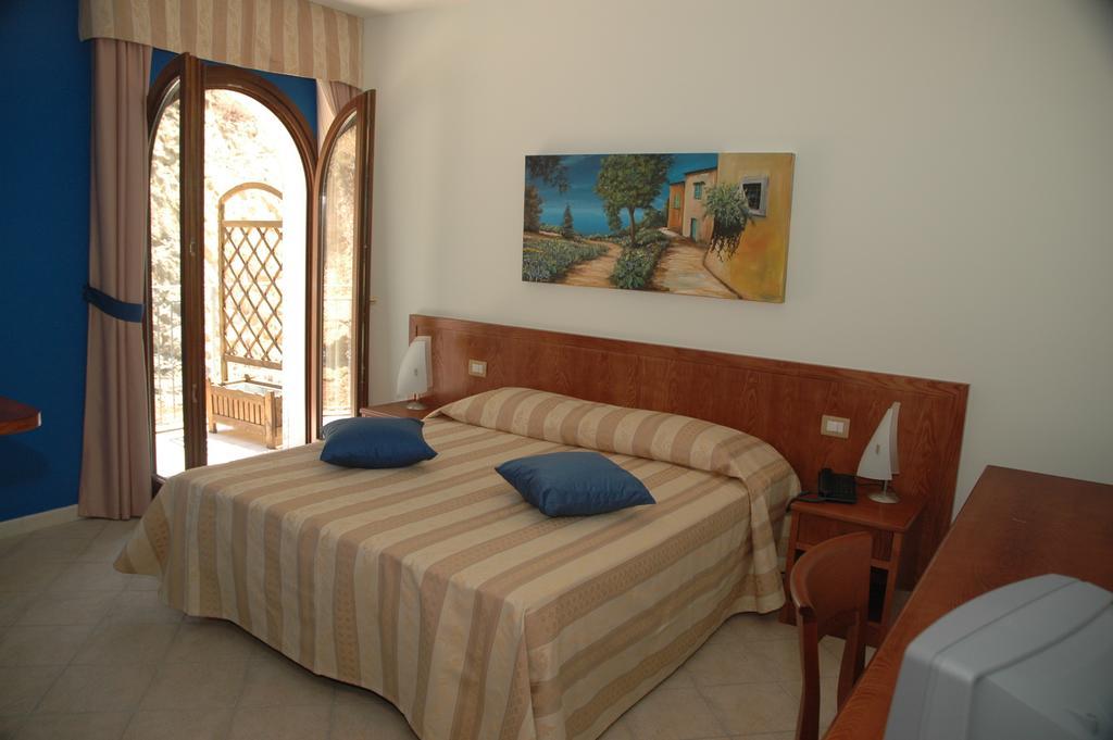 Agriturismo L'Arca Di Anna Brambilla Белведере Маритимо Стая снимка